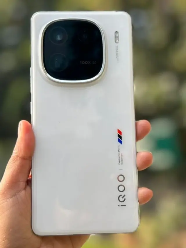 बेहतरीन गेमिंग फीचर्स के साथ iQOO का यह स्मार्टफोन Redmi का खेल कर रहा समाप्त